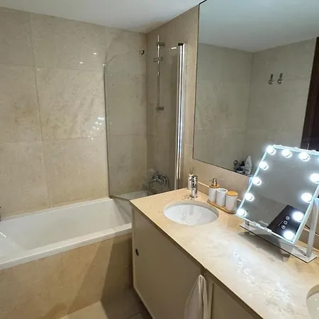 Apartamento Seaside One Bedroom With Terraces, Garage & Swimming Pool